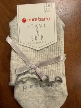 Ankle length super cute Gray Aria Ruffle Grip Socks with grey bow 👌🏼👌🏼👌🏼